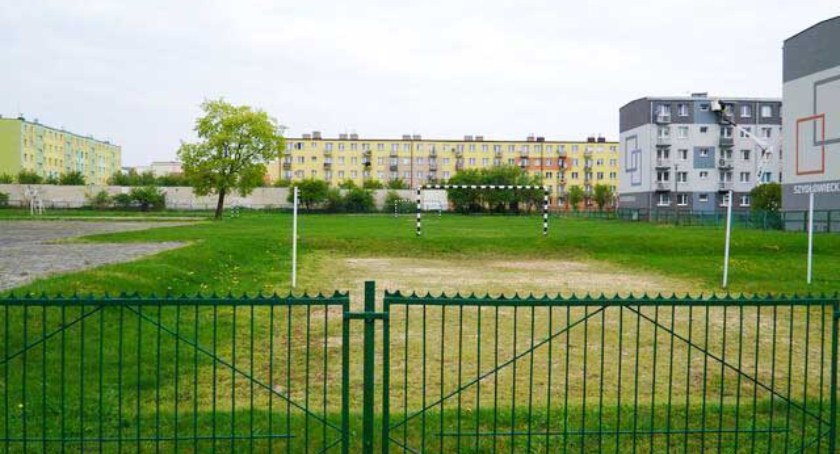 Powiat skarżyski sprzedaje działkę. Co z boiskiem dla uczniów?