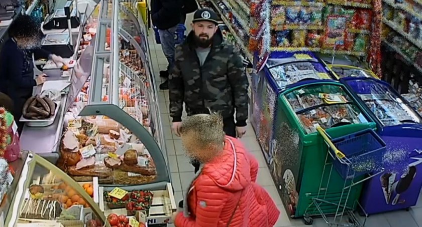Policja prosi o pomoc w poszukiwaniach tego mężczyzny. Wykorzystał okazję?