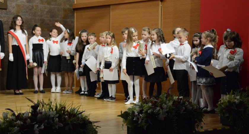 Koncert z okazji Dnia Edukacji Narodowej. Pierwszoklasiści złożyli ślubowanie 