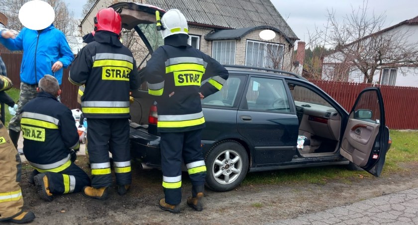 Mroczków. Ulatniający się gaz w aucie