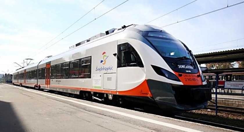 Dodatkowe połączenia kolejowe od POLREGIO. Pociągiem dojedziesz na cmentarz komunalny na Łyżwach 