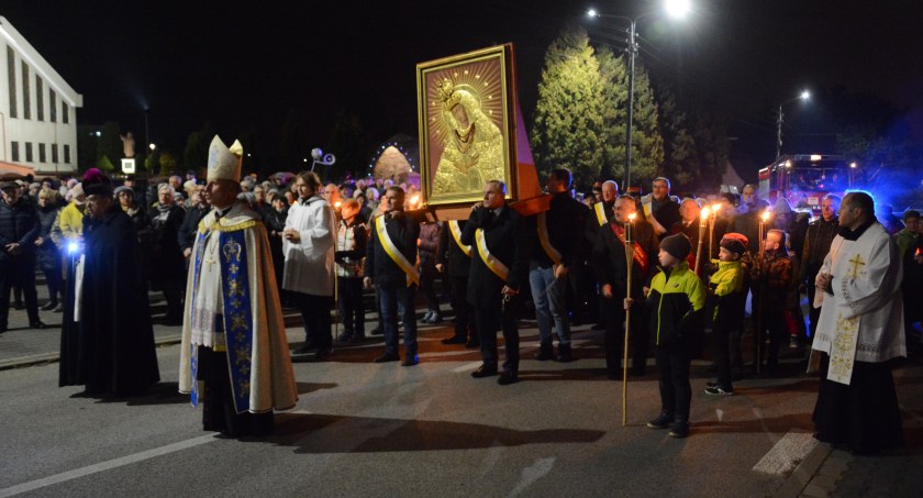 Trwają obchody Święta Matki Bożej Miłosierdzia. Ulicami Skarżyska przeszła  Procesja Zawierzenia 