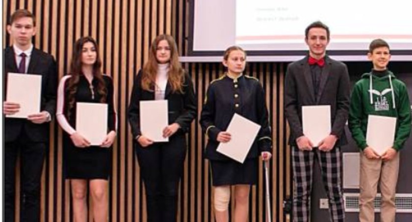 Najzdolniejsi uczniowie z powiatu skarżyskiego dostali stypendia od Prezesa Rady Ministrów Mateusza Morawieckiego