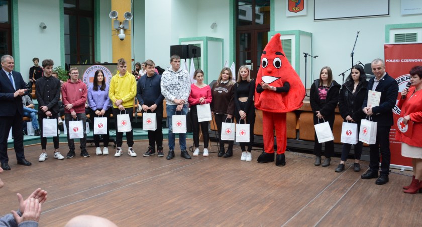 Zostali uhonorowani za bezinteresowną pomoc innym. Dzień Honorowych Dawców Krwi w Skarżysku 