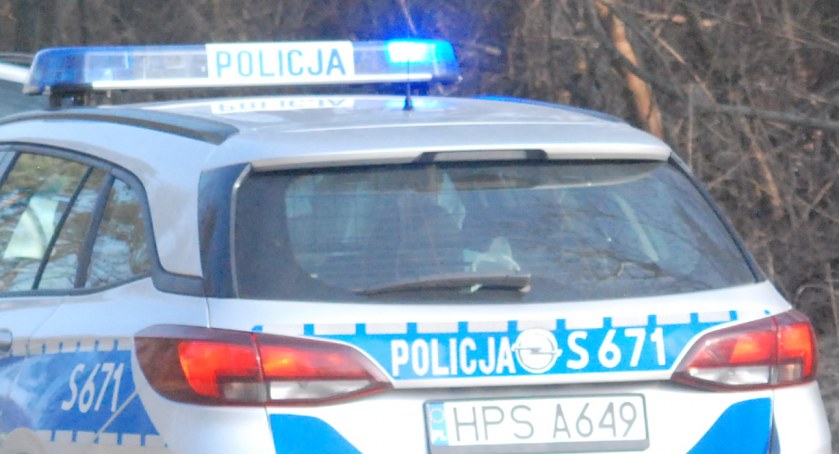 Zwłoki w cieku wodnym w Nowym Odrowążku. Na miejscu policjanci i prokurator