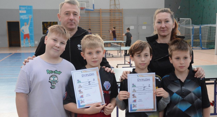 Bartosz i Miłosz Kurowscy mistrzami Skarżyska w tenisie stołowym szkół podstawowych 