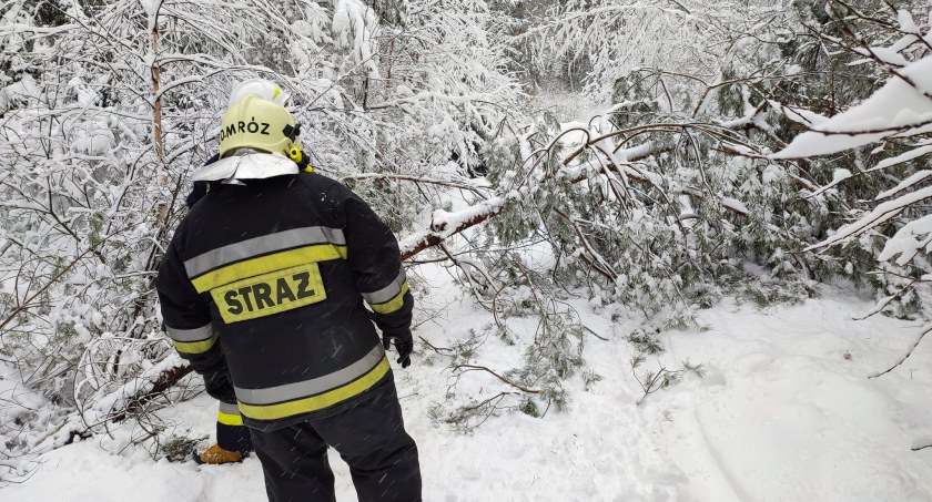 Sypie! Pługi i strażacy mają dużo pracy