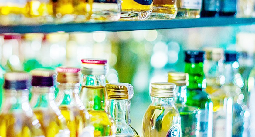 Kradzież alkoholu w Skarżysku. Po kilka butelek na trzech