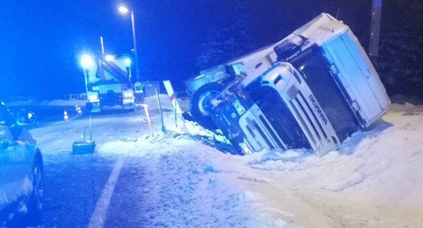 Droga K42. Wypadek ciężarówki scania