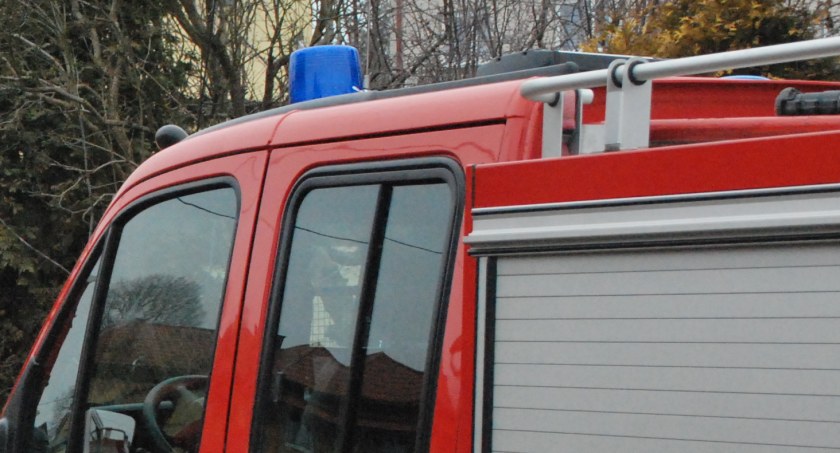 Pożar w Skarżysku-Kam. Dwie osoby przebadane przez ratowników medycznych