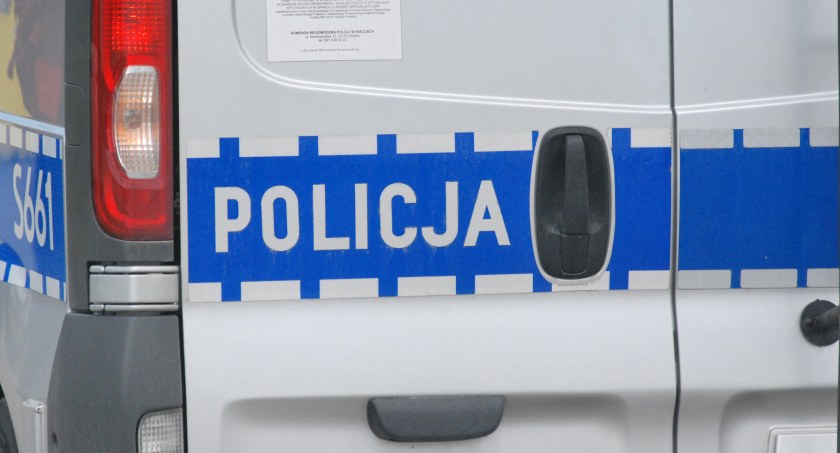 Wjechał na przejazd przy czerwonym świetle. Kierowca poszukiwany przez skarżyskich policjantów