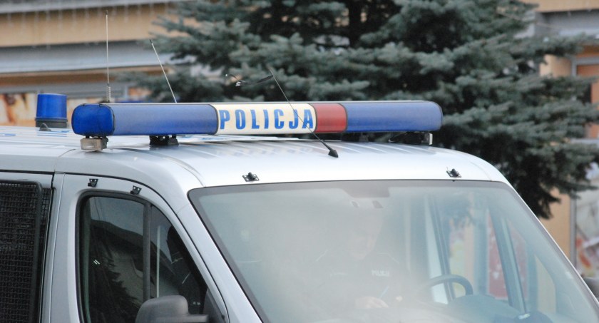 Złodziej biżuterii w Skarżysku-Kam. Teraz szukają go stróże prawa