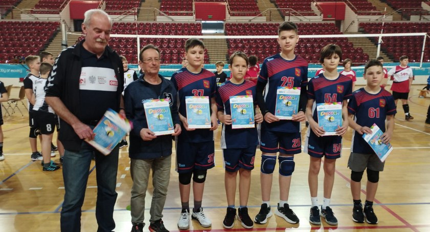 Młodzi siatkarze STS-u Skarżysko rywalizowali w turnieju eliminacyjnym Ogólnopolskich Mistrzostw w Minisiatkówce im. Marka Kisiela o Puchar Kinder Joy of Moving. 