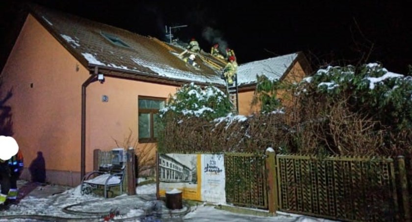 Pożar w Skarżysku-Kam. Trzy osoby ewakuowane z domu