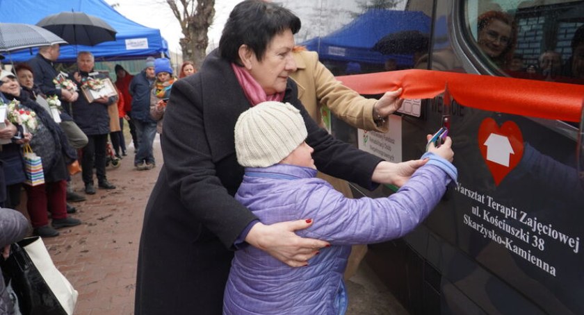 Kościuszkowcy są już mobilni. Autobus do przewozu osób niepełnosprawnych przekazany dla WTZ