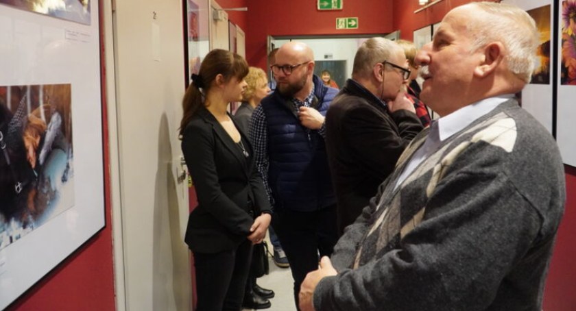 Powiat artystycznie” w fotografiach Klubu Fotograficznego z Suchedniowa. Wernisaż wystawy uświetnił obchody jubileuszowe 25-lecia Powiatu Skarżyskiego