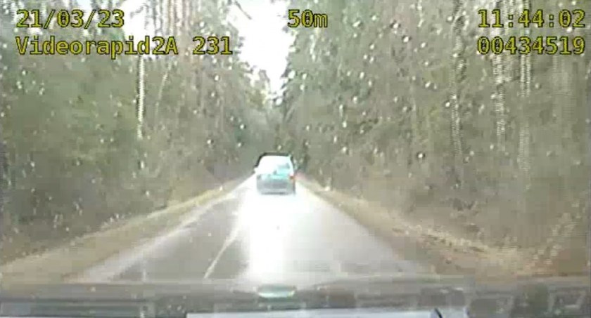 Gmina Bliżyn. Ścigali go policjanci, wylądował w... psiej budzie