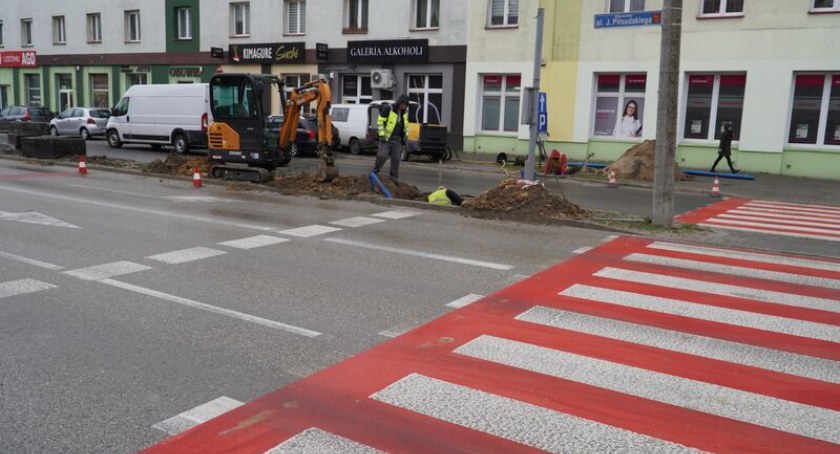 Powiat Skarżyski przebudowuje sygnalizację świetlną na przejściach dla pieszych w ciągu ul. Piłsudskiego w Skarżysku-Kamiennej. Kolejne 9 przejść poprawi bezpieczeństwo pieszych