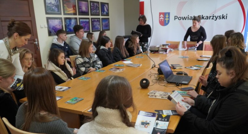 Uczniowie skarżyskiego „Ekonomika” poznawali pracę starostwa w ramach Dnia Przedsiębiorczości 2023