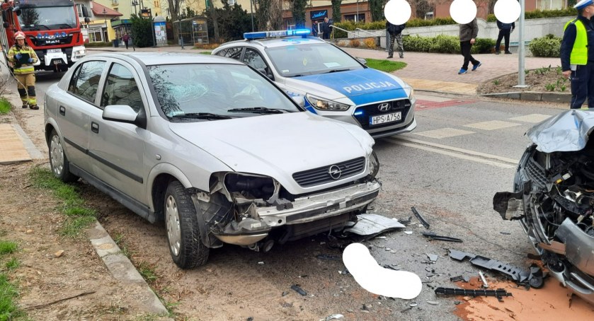 Zderzenie trzech samochodów w Skarżysku-Kamiennej. Okoliczności zdarzenia ustalają stróże prawa