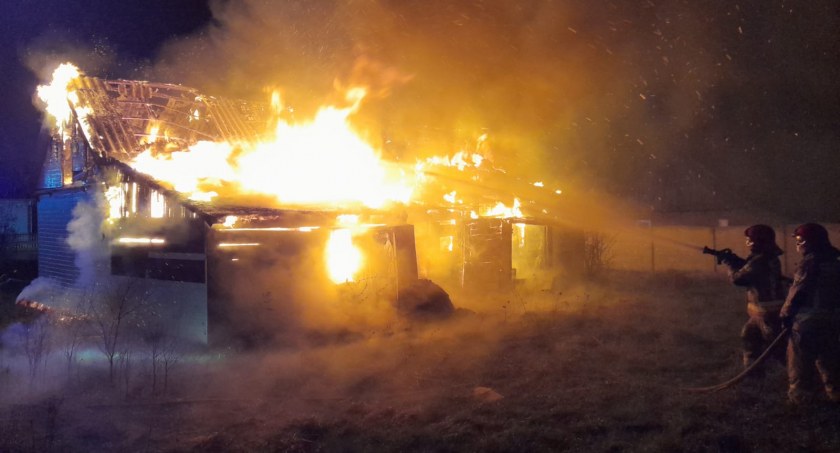 Nocny pożar w Majkowie. Dach budynku płonął niczym zapałka