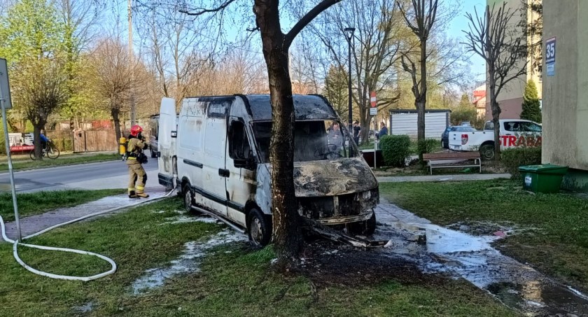 W Skarżysku-Kamiennej zapalił się samochód. Kierowcy szczęście w nieszczęściu