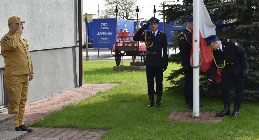 Dzień Flagi Rzeczypospolitej Polskiej w Skarżysku-Kamiennej. Na maszcie
