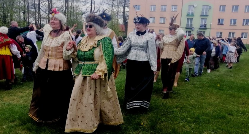 Poloneza czas zacząć. W Bliżynie świętowali tanecznie 