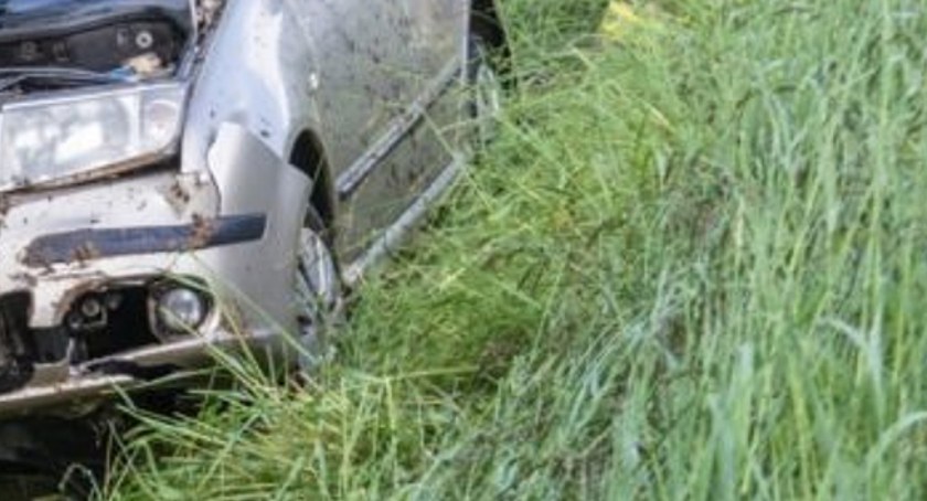 Nietrzeźwy kierowca uszkodził dwa samochody i skończył w przydrożnym rowie bez OC