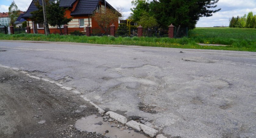 Samorząd Powiatu Skarżyskiego wyremontuje kolejne dwie drogi. Tym razem inwestycje będą realizowane w gminach - Bliżyn i Łączna