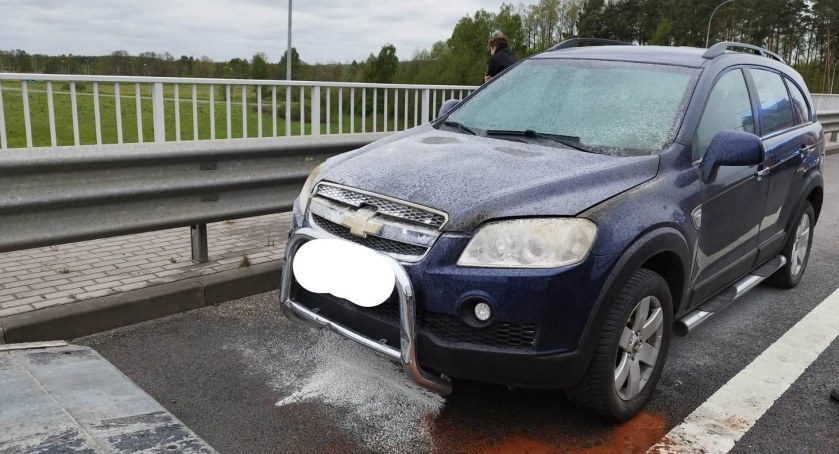 PILNE: pożar samochodu na drodze w Skarżysku-Kamiennej. Na miejscu zastępy z JRG