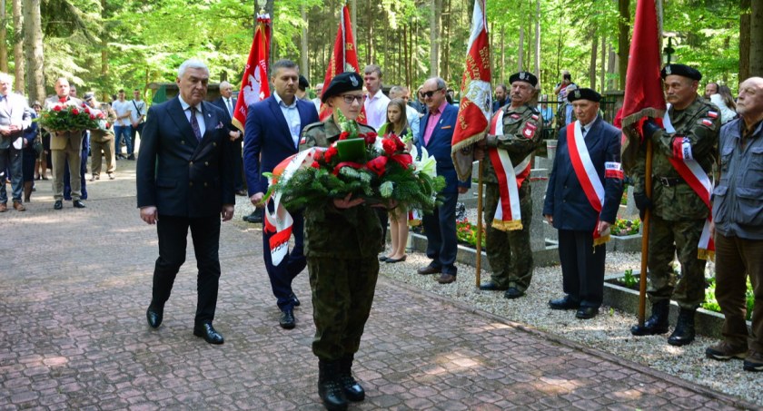 W 80. rocznicę poświęcenia cmentarza położonego w lesie - na Górze Skarbowej