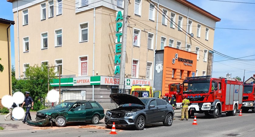 PILNE: zderzenie dwóch aut na ul. 1 Maja w Skarżysku-Kamiennej. Poszkodowane w szpitalu
