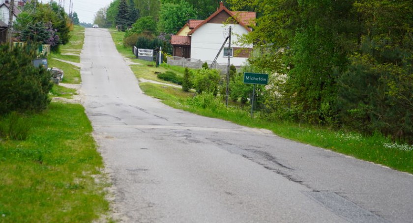 Umowa z wykonawcą I etapu rozbudowy drogi powiatowej w miejscowości Majków-Michałów w gminie Skarżysko Kościelne podpisana