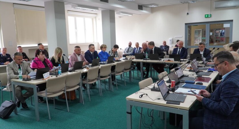 LI sesja Rady Powiatu Skarżyskiego z akcentem 80. Rocznicy Zagłady Wsi Michniów
