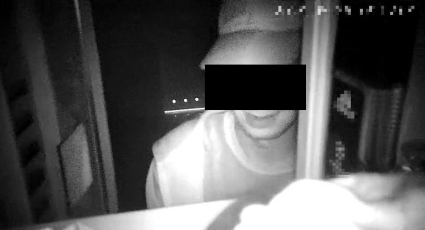 Dalszych kradzieży miał już dość. Zdradziła go kamerka w pracowniczej szafce