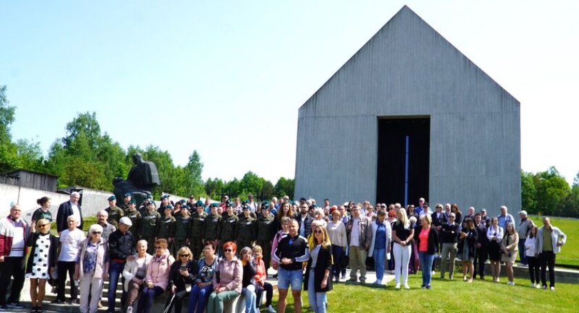 Spacer pamięci do Mauzoleum w Michniowie – aktywna rekreacja z historią w tle. Liczny udział mieszkańców powiatu skarżyskiego