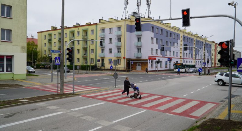Powiat przebudował kolejne 9 przejść dla pieszych. Mieszkańcy Skarżyska-Kamiennej już mogą bezpiecznie korzystać z nowoczesnych przejść zlokalizowanych w ul. Piłsudskiego