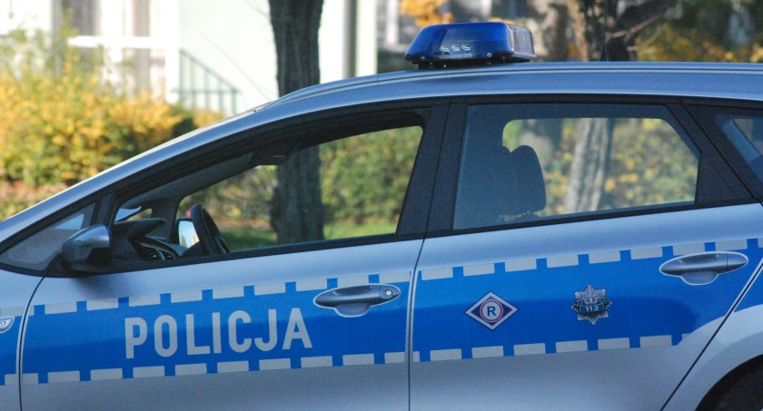Łup w słup na drodze w Majkowie. Kto siedział za kierownicą?