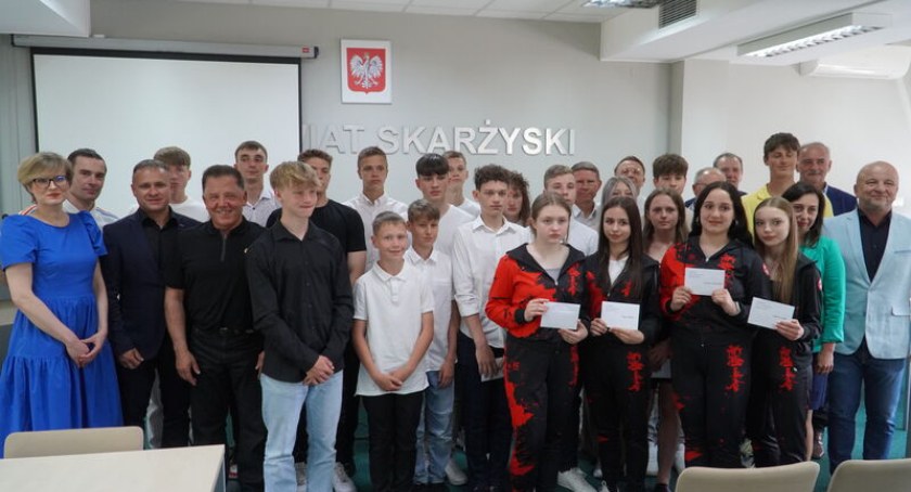 Stypendia dla młodych sportowców wręczone. Fundatorami byli uczestnicy Balu Charytatywnego Miłośników Sportu