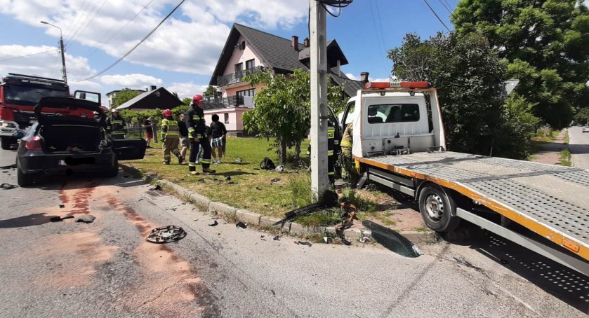  Kraksa na skrzyżowaniu w Suchedniowie. Strażacy i policjanci na miejscu