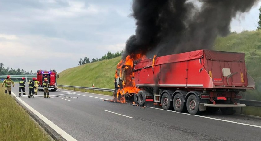 PILNE: pożar samochodu ciężarowego w Skarżysku-Kamiennej. Droga całkowicie zablokowana