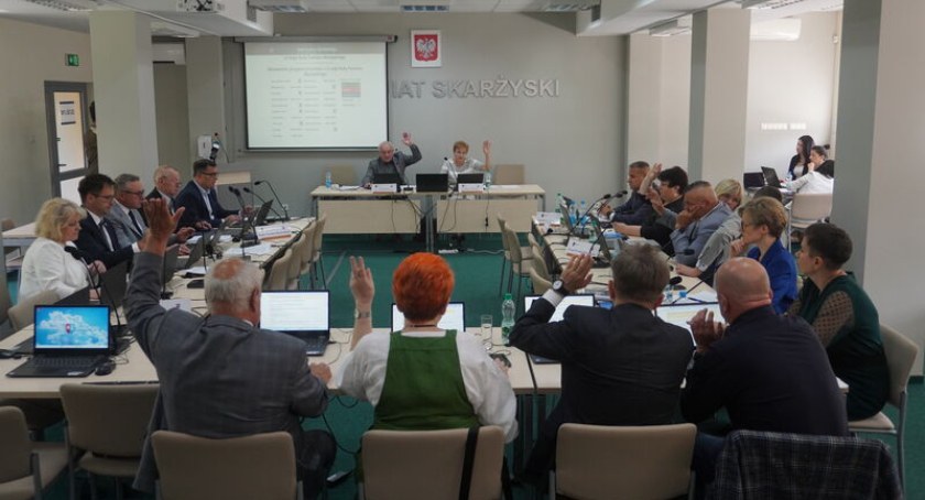 Wotum zaufania i absolutorium dla Zarządu Powiatu Skarżyskiego oraz ponad milion zł na mammograf dla szpitala powiatowego. Po LII sesji Rady Powiatu Skarżyskiego