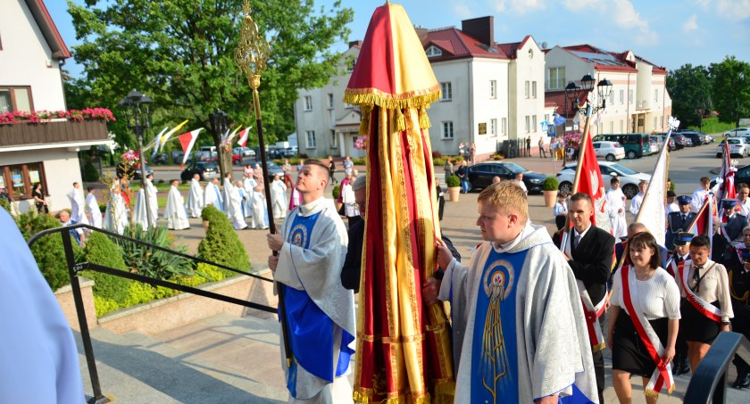 18. Rocznica koronacji obrazu Matki Bożej Miłosierdzia. Do Bazyliki wprowadzono papieskie regalia