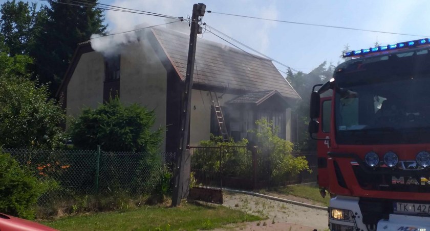 PILNE: pożar budynku mieszkalnego na ul. Sienkiewicza w Skarżysku-Kamiennej
