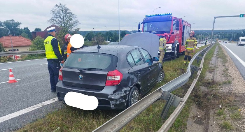 BMW uderzyło w bariery ochronne. Co z kierującym?