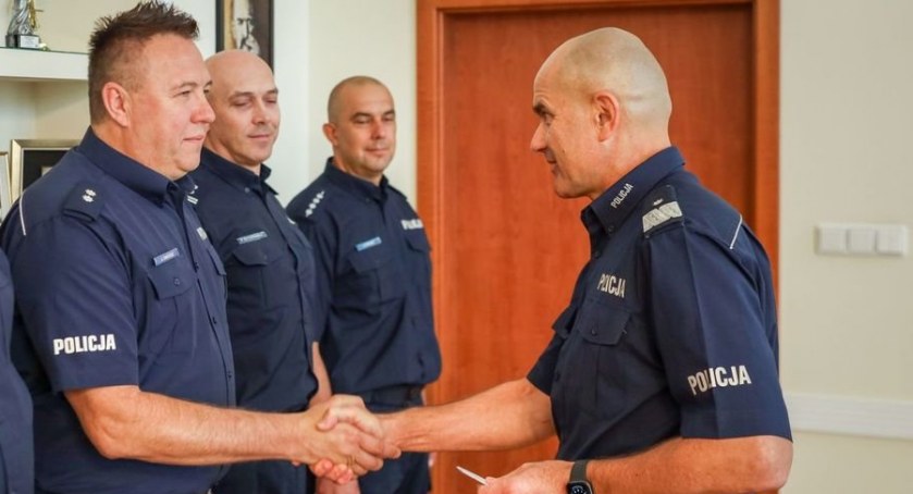 Policjant ze Skarżyska-Kamiennej nagrodzony przez ministra spraw wewnętrznych i administracji. Podkom. Jarosław Gwóźdź z prestiżowym wyróżnieniem