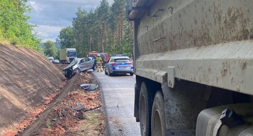 Groźny wypadek na drodze w Michniowie. Poszkodowani trafili do szpitala 