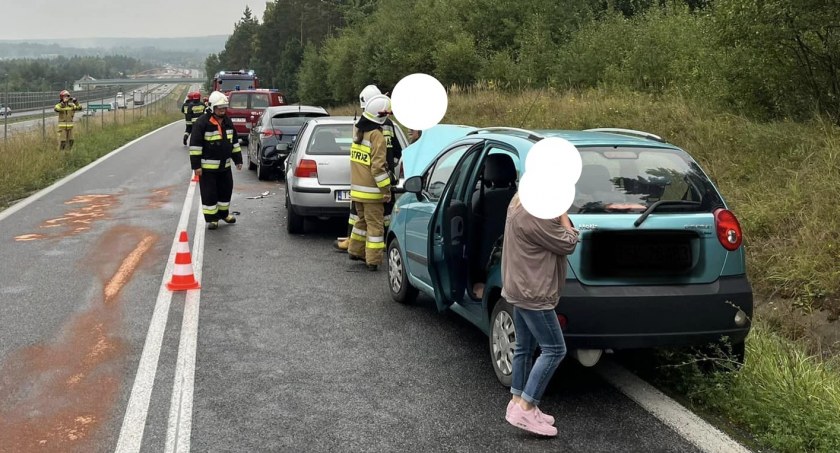 Kolizja trzech pojazdów w Skarżysku-Kamiennej. Przyczyny i okoliczności zdarzenia wyjaśniają policjanci