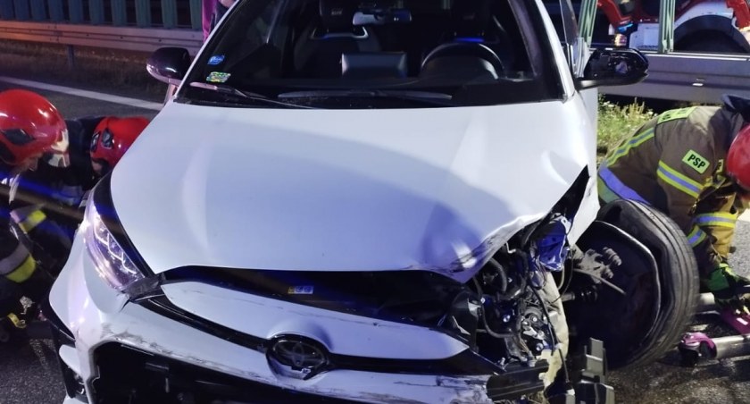 Wypadek w Suchedniowie. Kierowca toyoty przewieziony do szpitala